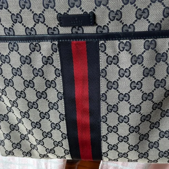 Gucci GG Supreme Sherry Line Messenger Bag - Picture 13 of 16